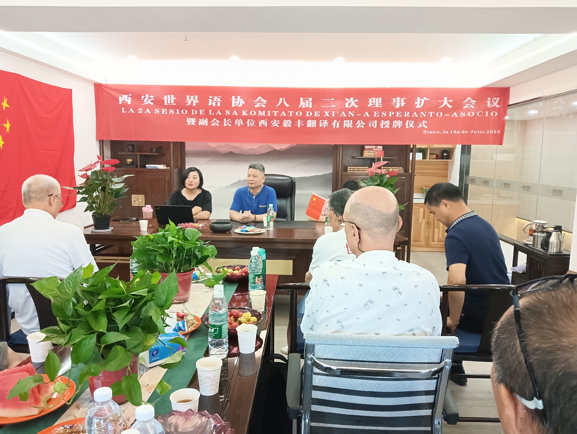 总经理王菲在“副会长单位西安毅丰翻译有限公司授牌仪式上”发表讲话